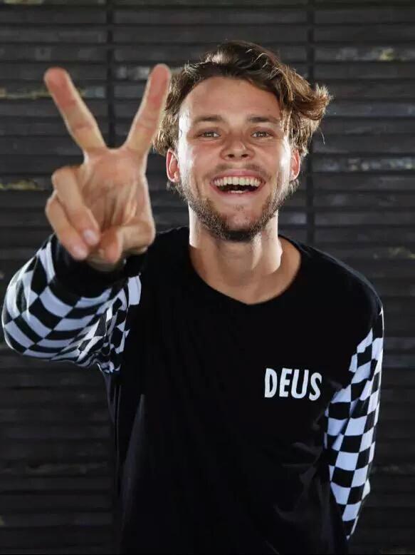 HIOrHeyRec0rdss's tweet image. [photos]  
5SOS for news corp Australia