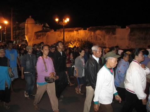 <a href="/Jogja24Jam/">Jogja24Jam</a> : Dalam kirab mubeng Beteng malam ini,tercoreng dengan adanya " Oknum Copet " .