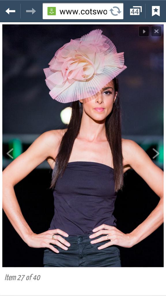 Lisavhmillinery's tweet photo. Colour and wow #cotswoldhour #cheltenhamhour #gloshour #races #glamour @GlosEcho @hotpatooties @BeardsJewellers http://t.co/4ADNTiUXqN