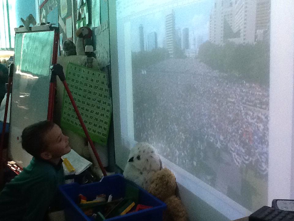 brilliantbears's tweet photo. @OakthorpeSchool What does a crowd of 5000 people look like? http://t.co/x08cc0hBgO