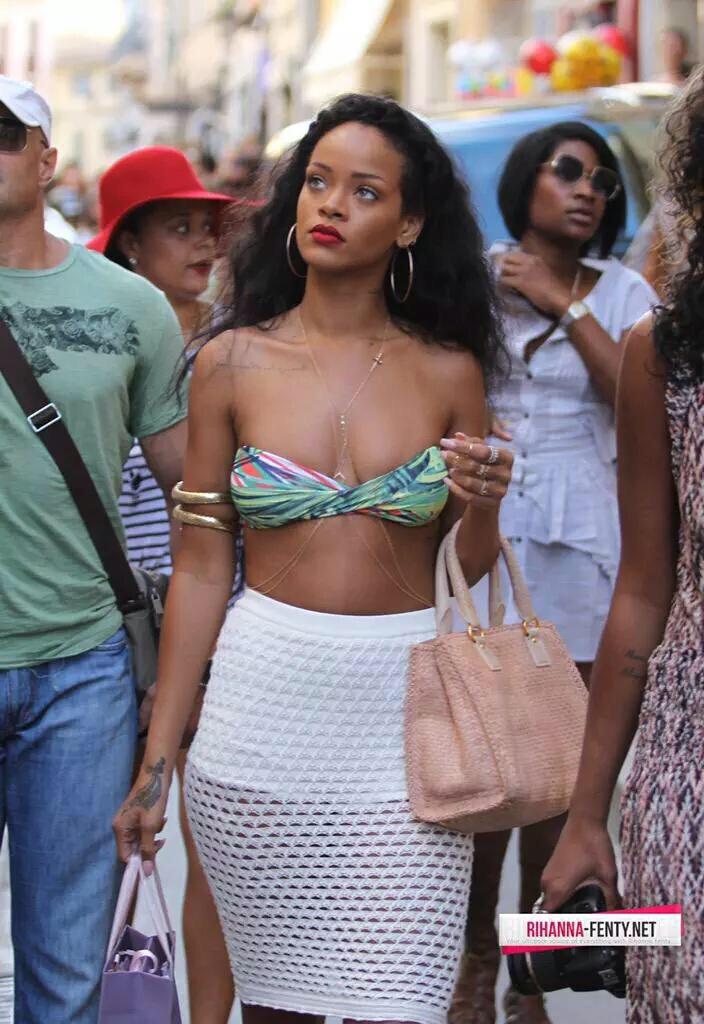 DreamGirlsOnly's tweet photo. Who does the darkskin lady in the background look like? lol http://t.co/L3rZNEChzp