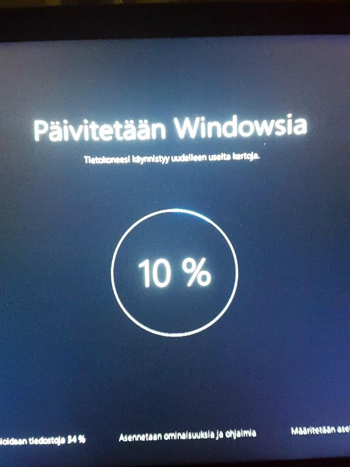 VTanni's tweet image. I paused a video for one second and #Windows10 decided to do this.. #nothappy #updating