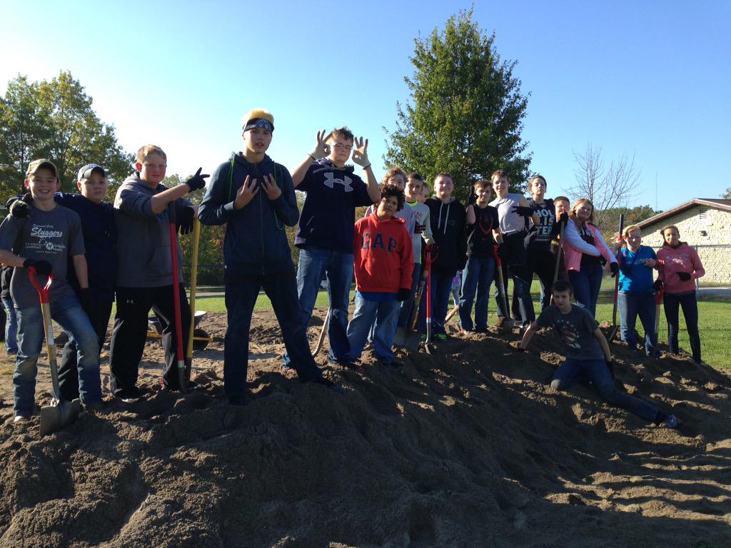 T_Cocanower's tweet photo. Service-Learning Day @ Ouabache State Park! Great day w/great kids + colleagues!  Thank you park staff +chaperones! http://t.co/SsFHXyEuyt