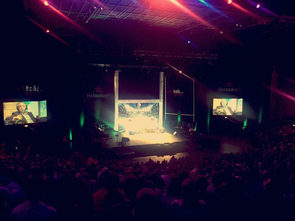 ModernGreen's tweet photo. Magic show from #OTB3Arena tonight with a very classy ending http://t.co/wNekOMB2fi