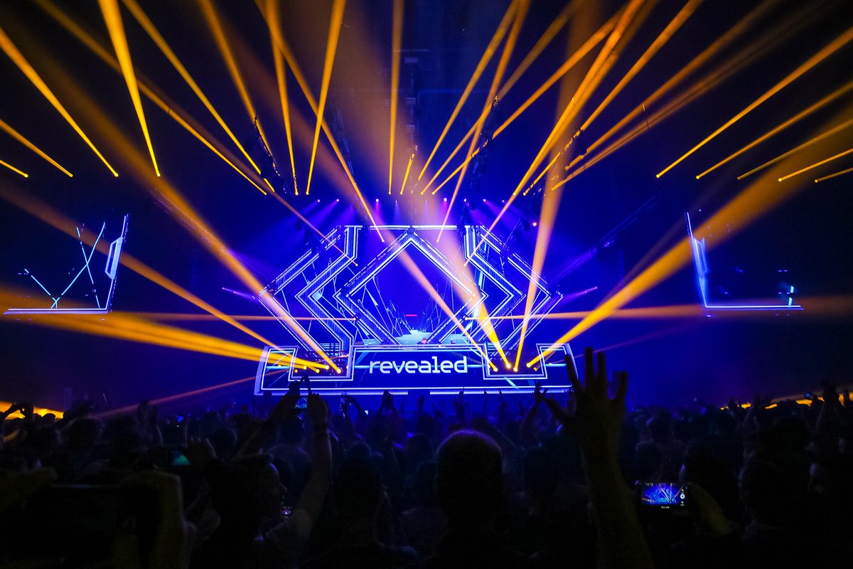 ADE_NL's tweet photo. Hardwell Presents: Revealed at HMH #ADE15 http://t.co/mBghOxGEXE