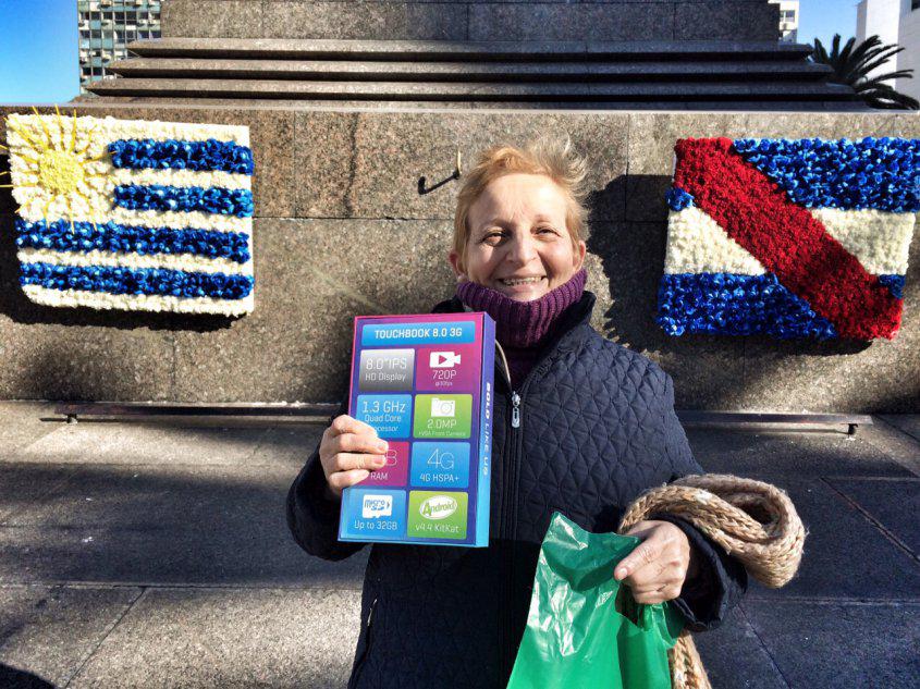 ILCEedu's tweet photo. #EducaTICs #Uruguay "Capacitan a adultos mayores en uso de nuevas tabletas"  http://t.co/XjKxAS4qhx http://t.co/Fbq5G5k8UE