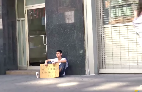 LAURAGII's tweet photo. Este mendigo pidió dinero para dárselo a quién lo necesitaba, así reaccionó la gente (VIDEO) http://t.co/dce4093nGX http://t.co/3EyHDtZflA