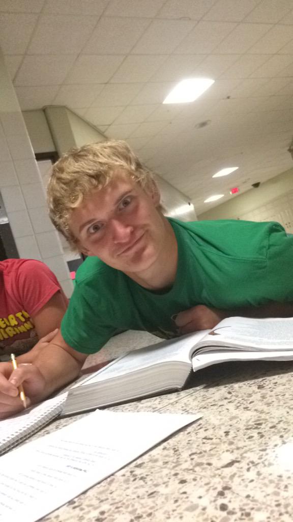 Dylan_gravy75's tweet photo. #footballhoss #mybud #footballbud #chevyowner #sadle #her #sads @H_SADLER_ http://t.co/duVHZiBbZQ