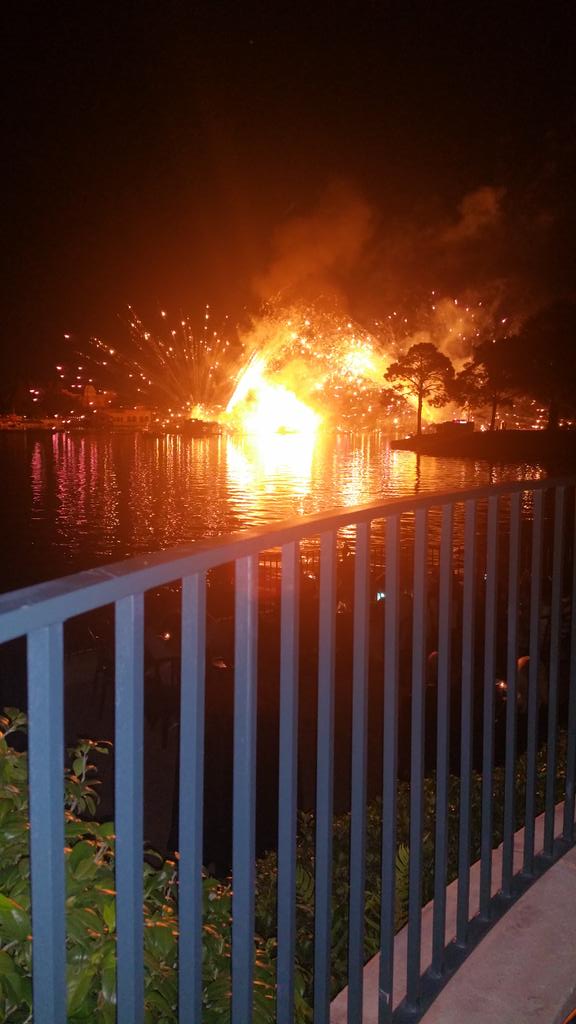 stan_mckenzie's tweet photo. Fireworks display at the Resort in Orlando, Florida http://t.co/0KjywVO3xM