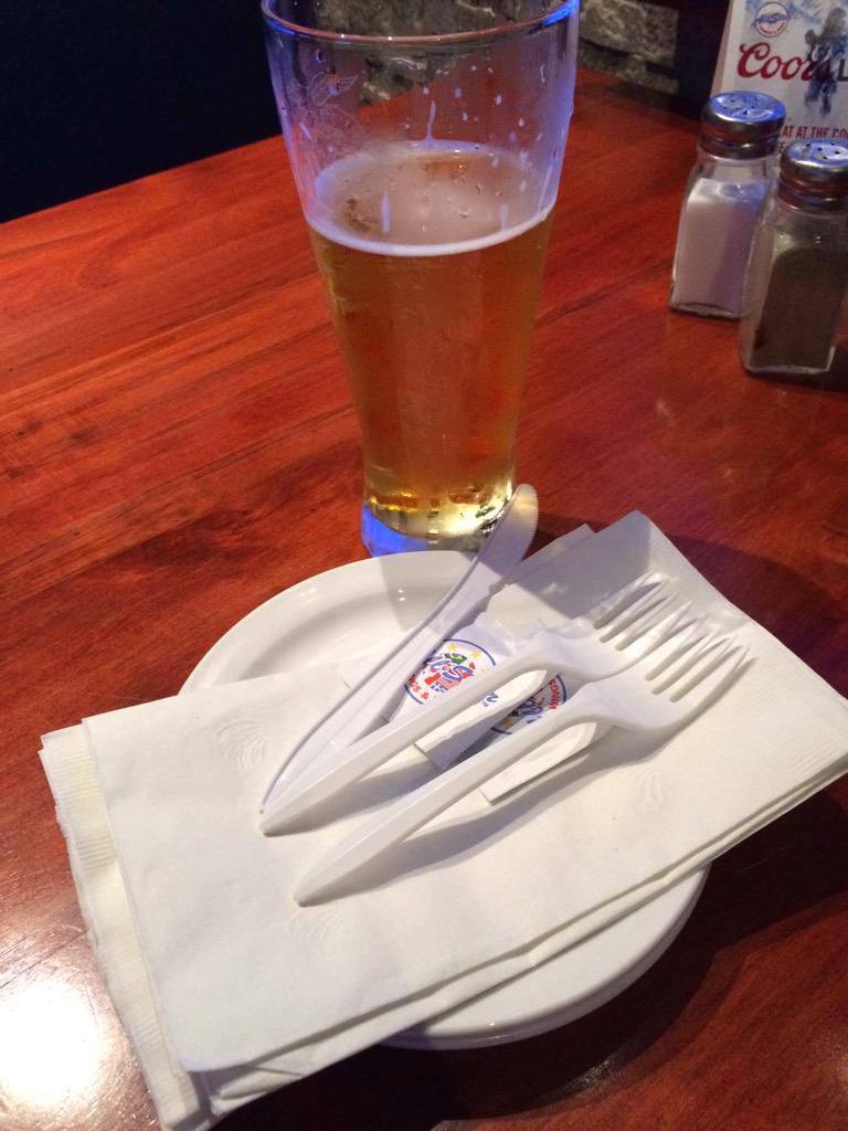 MTBScottScale's tweet image. Just rolled into a bar after the @BlueJays game, outta beer and outta cutlery #goingplastic