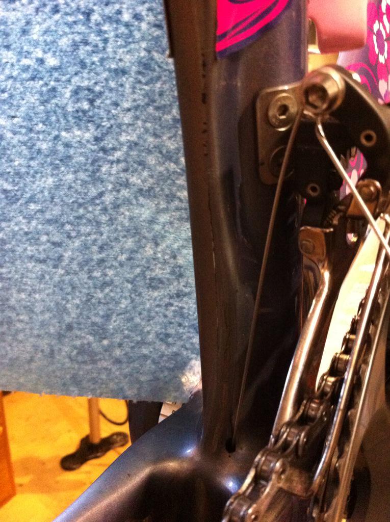 TSCarbonRepair's tweet photo. Cracked seat tube repaired @TSCarbonRepair #crackedcarbon #carbonrepair http://t.co/QHEVH66sKg
