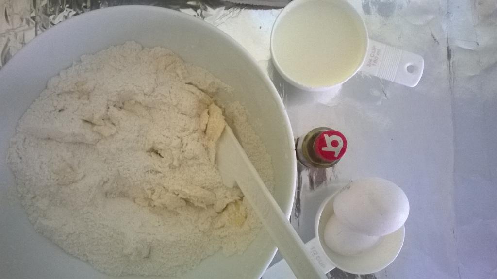 Rainbow Splash Birthday cake with buttercream frosting the-foodasaur.com/rainbow-splash…