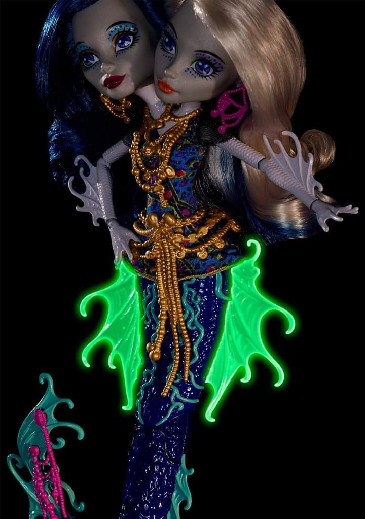 Spectras_MHnews's tweet photo. Promo pic of Pari &amp; Pearl their fins glow in the dark!!! http://t.co/8DodOA4l51