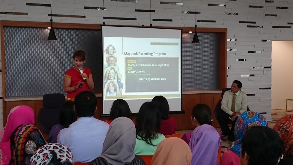 PG_Moms's tweet photo. Selamat siang! Hari ini Ibu @ratihibrahim bersama @JoyParentingID membawakan materi ttg altruisme di BII Maybank http://t.co/7bIvKEdraJ