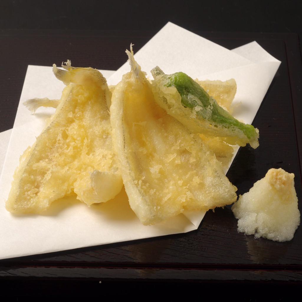 食テロbot Twitter પર キスの天ぷら カラリと揚がった衣と 中に包まれる柔らかな白身魚 塩の上品な味わいを堪能した後は 天つゆにたぽんと漬けて 白身魚の繊細さを引き出すのは塩だけど 天つゆのしっかりとした旨味もキスの天ぷらによく合うー Http T Co