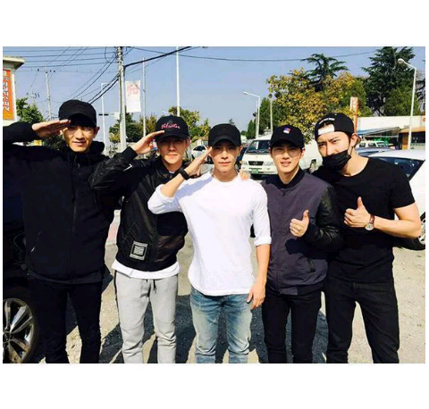 SalahGaulSMTown's tweet photo. 151015 Leeteuk Twitter and Instagram Update: Thank you for sending Donghae off well!!^^ http://t.co/LbFrJrQPi1