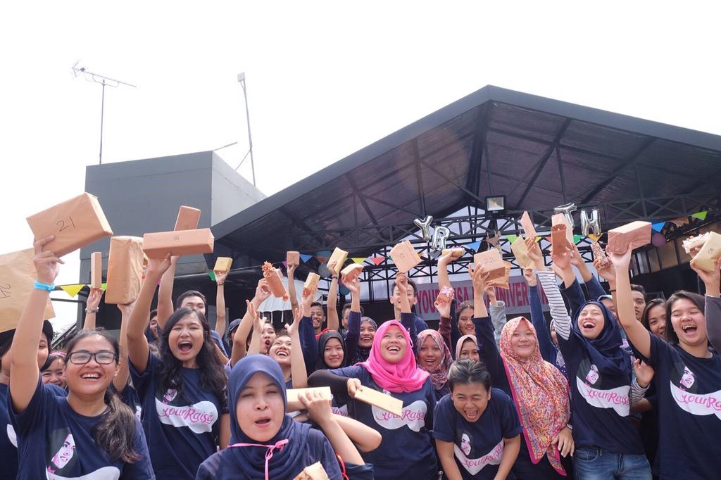 YRmerch's tweet photo. Yeeay! Dresscodenya kembaran waktu kemarin #YourRaisaGath5th cc @yourRAISA http://t.co/aLtaErFyOX