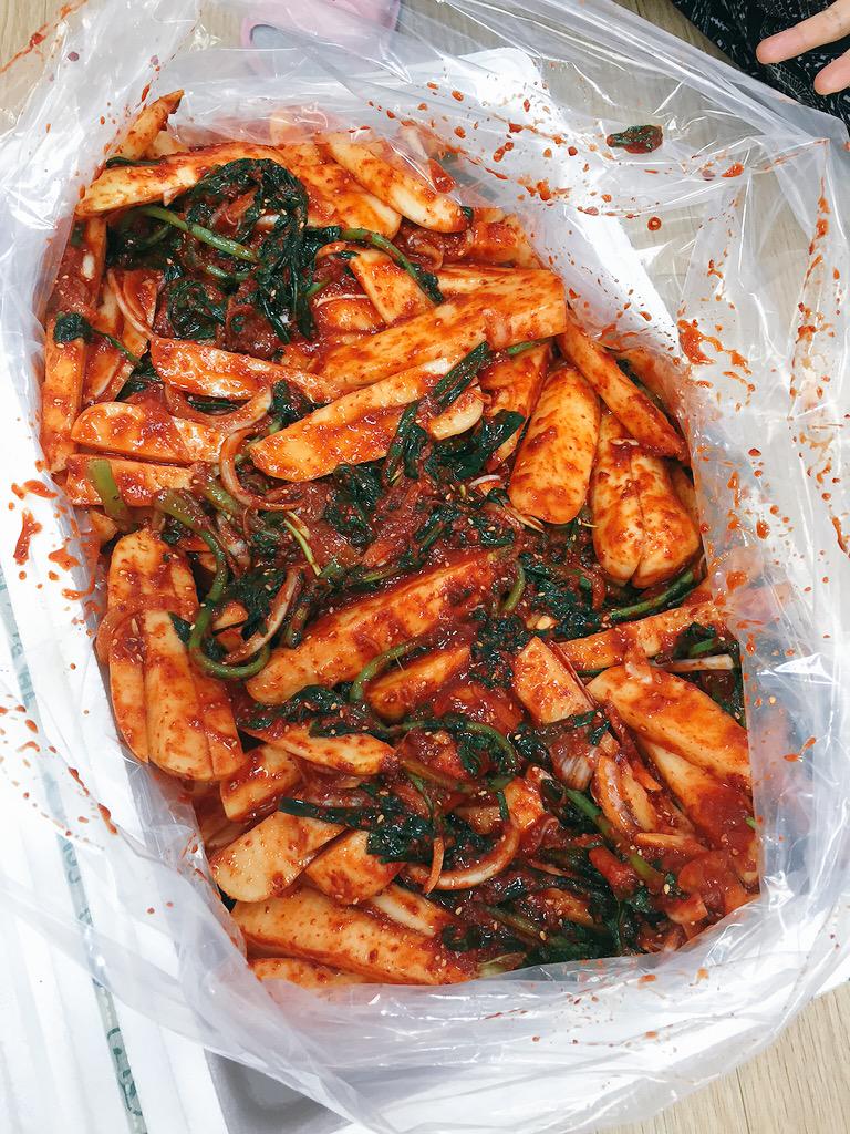 warakproject1's tweet image. 쌍용차 복직요구교섭상황은 아직 뿌연 안개같아요. 잘 양념된 김치처럼 선명하면 좋겠어요. 이 김치는 당연한 권리인 노동조합 만들었다고 직장폐쇄해버린 회사서 파업농성을 하고 있는 구미EMG전선농성장으로 갑니다.