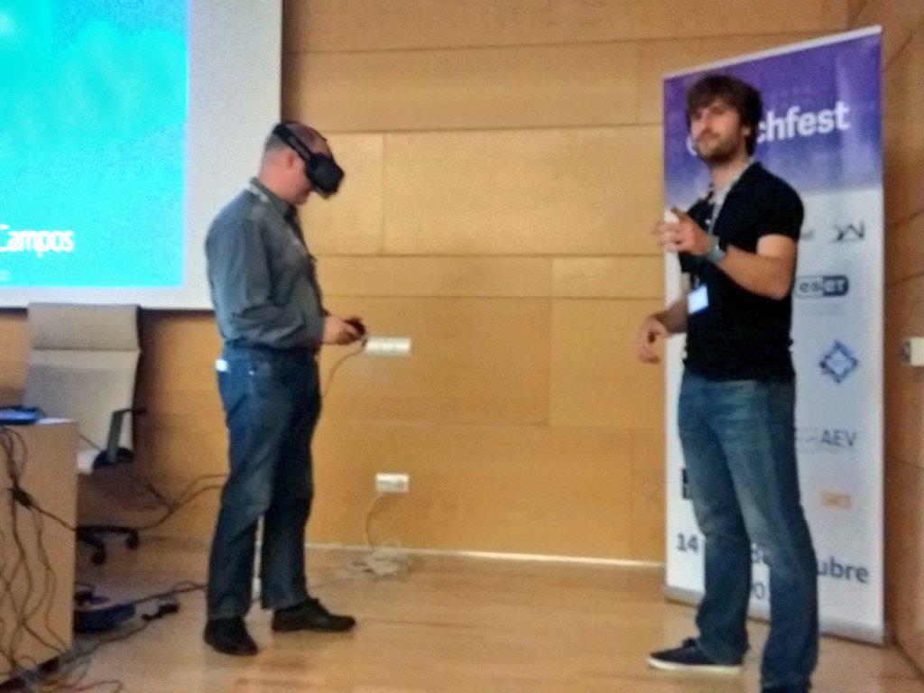 techfestUPV's tweet photo. Javier Campos, CEO de @mobilendo, haciendo una demo con gente del público utilizando las Oculus Rift #techfestupv http://t.co/eDTvDmcTt6