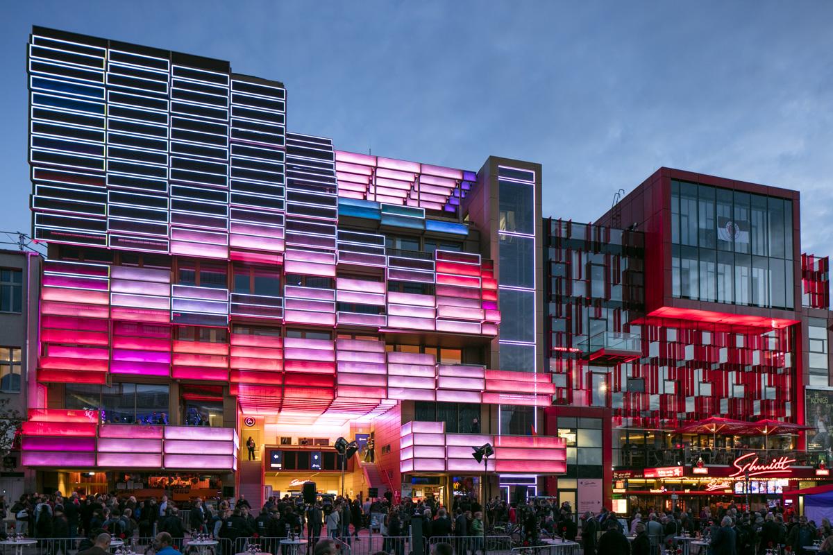 ONLYGLASSGMBH's tweet photo. #MIT-Blog zu #ONLYGLASS #MEDIAFACADE
#Klubhaus St.Pauli
http://t.co/G016COnbaj http://t.co/RZaRfbElPQ