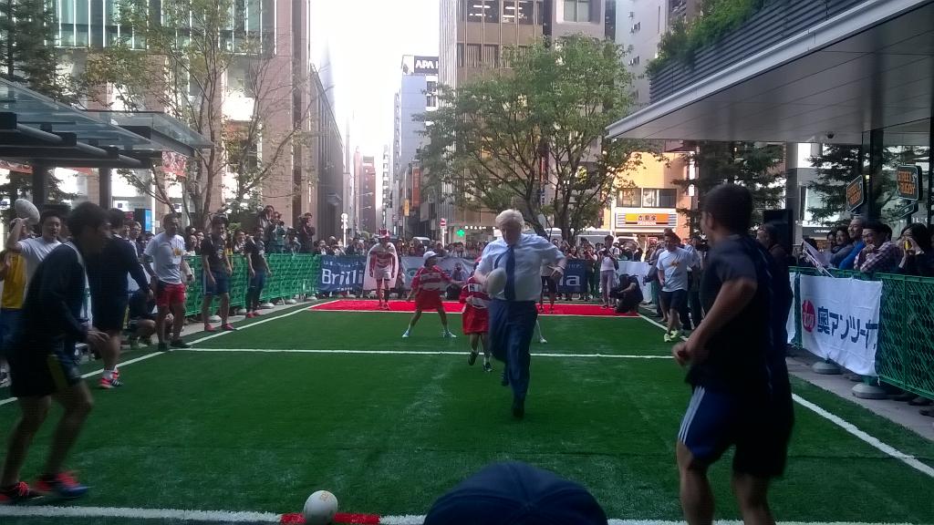 Video: alcalde de Londres embiste a niño en juego de rugby - CRWJMbBVAAEqKFk