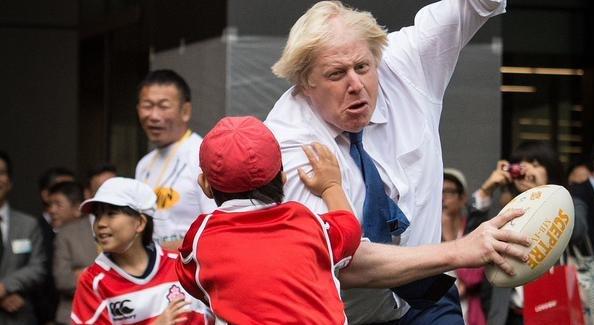 Video: alcalde de Londres embiste a niño en juego de rugby - CRWJqB0UcAAO1mg