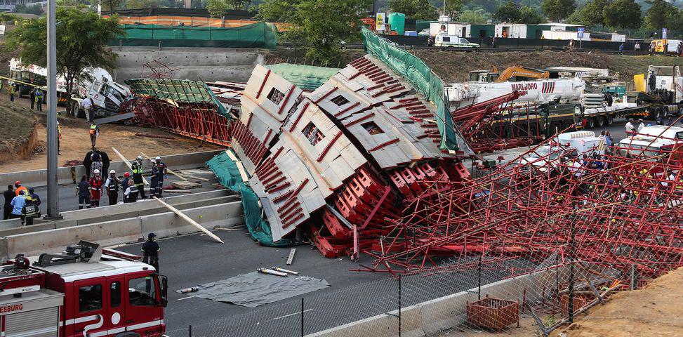 SundayTimesZA's tweet photo. Murray &amp; Roberts starts probe into bridge scaffolding collapse http://t.co/ROMhgYrMwc http://t.co/f8JYTal8Zt