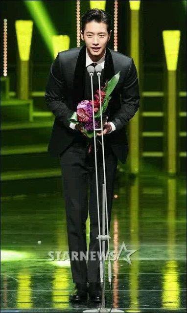 ShinHeeDa's tweet photo. #ParkHaeJin mendapatkan penghargaan KDA Award at #KoreaDramaAwards2015 #KDA15 http://t.co/ntkngKlW3j