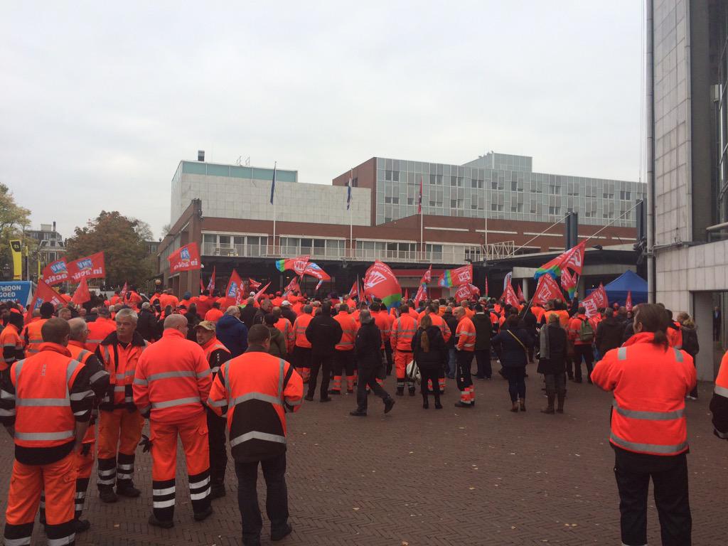 Hoge opkomst bij de Stopera. 1500 ambtenaren. <a href="/AT5/">AT5</a> <a href="/parool/">Het Parool</a>