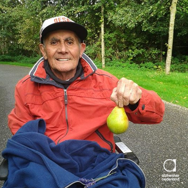 alzheimernl's tweet image. Fay: &quot;Even lekker samen naar buiten geweest. In de boomgaard een mooie peer gepikt :). Dit zijn mijn geluksmomenten!&quot;