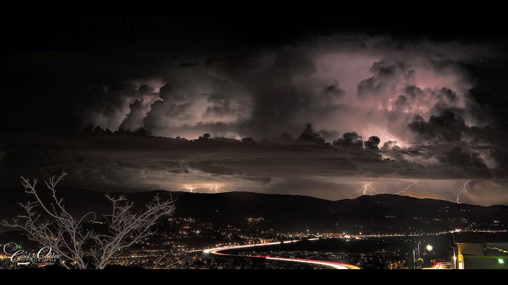 classymis's tweet image. #abc7eyewitness We had quite a lightning cell over Santa Clarita tonight.