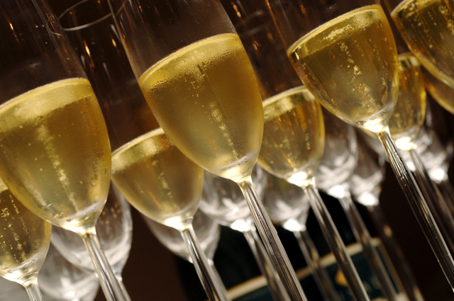 It might be #ChocolateWeek, but it's also #ChampagneWeek. Read 10 facts about those bubbles. thelistlove.com/10-champagne-f…