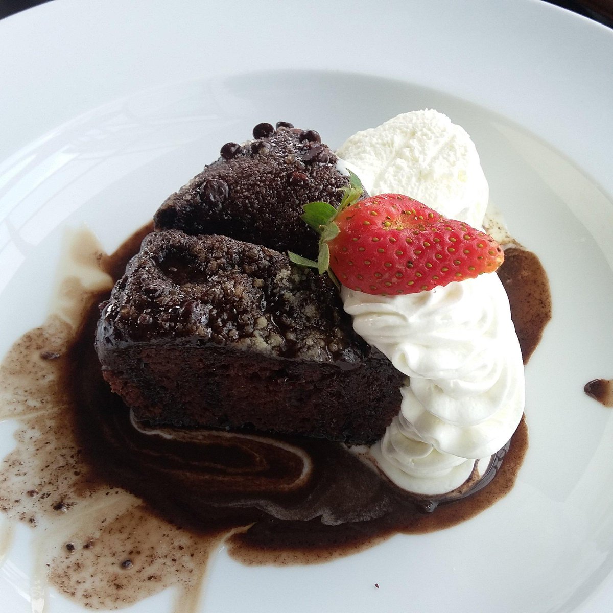 Brownies Vanila Ice Cream (about 35k) at Summit Bistro. Ini rasanya masih kebayang-bayang sampe sekarang..😂