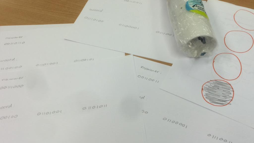paulblok's tweet image. Vanmorgen klas 9/10-jarigen basis coderen & programmeren uitgelegd. Met nullen, enen en lege bekertjes #codeweek2015