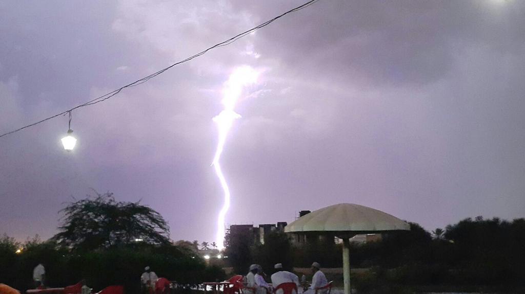 NajatOman's tweet photo. قبل قيل صورة صاعقة في السيب 
#اخدود_الرحمات 

المختار الهنائي 
#فريق_نجاة http://t.co/EJMQlxjDNV