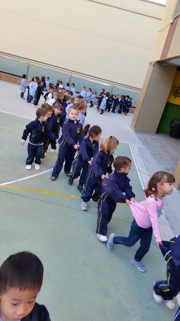 SantJosepReus's tweet image. I per tornar a la classe, mireu quin tren més llarg hem fet entre els conills, ànecs i pollets!