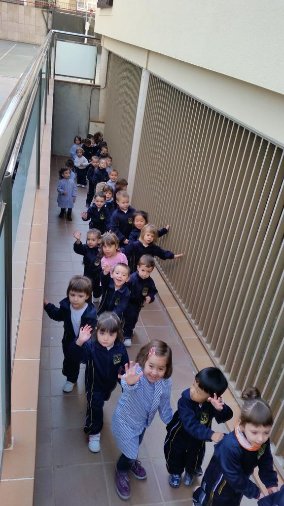 SantJosepReus's tweet image. I per tornar a la classe, mireu quin tren més llarg hem fet entre els conills, ànecs i pollets!