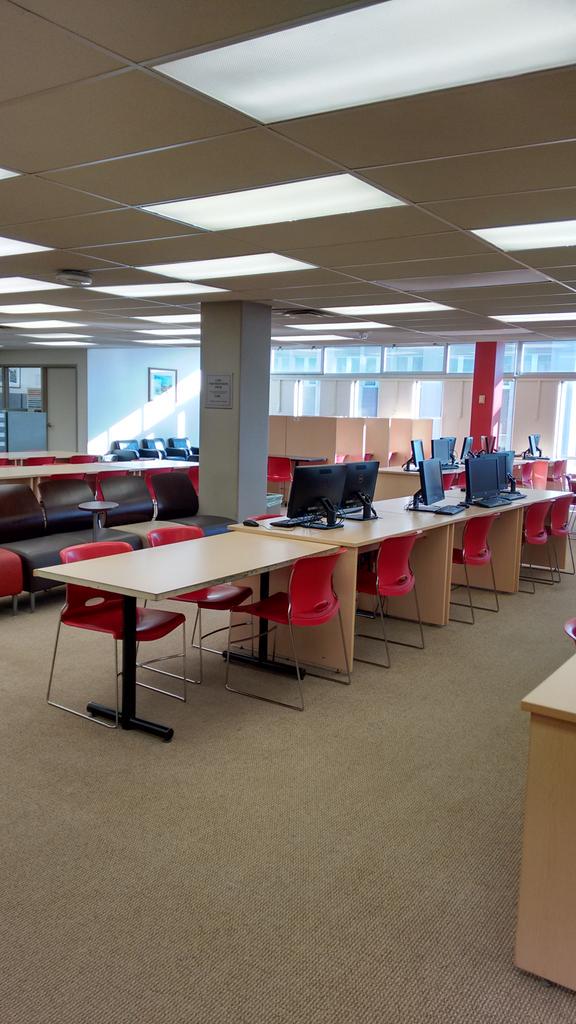 LaurierLibrary's tweet image. @LaurierNews we have no idea what you are alluding to...#PlentyOfStudySpace #QuietLibrary #LaurierReadingWeek