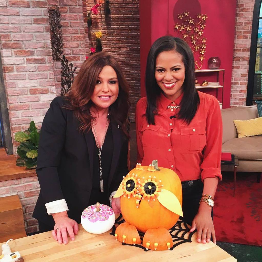 NicoleGibbons's tweet photo. Yesterday I showed @rachaelray how to make a few super easy and adorable no-carve Hallowee… http://t.co/Zolg8UmczS http://t.co/4Wrg68foKf