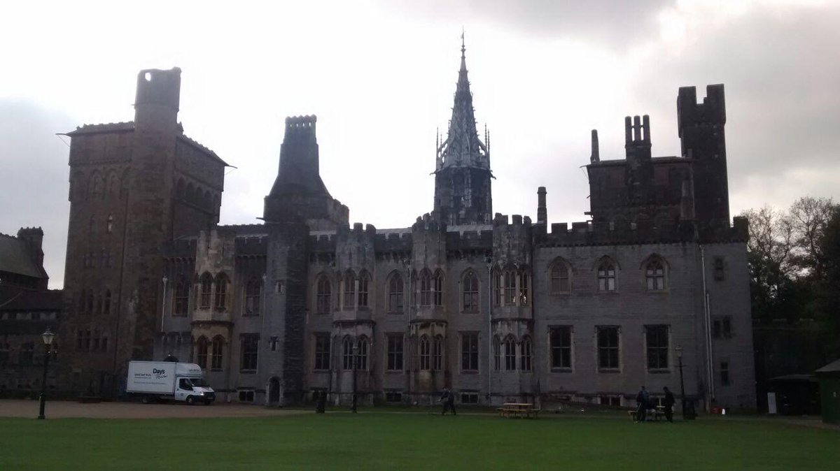 SomosxDxT's tweet photo. El #CastillodeCardiff al lado del Millenium Stadium donde juegan #LosPumas vs #Irlanda. Exclusivas #MundialRugbyXDXT http://t.co/xNA3dN7zjK