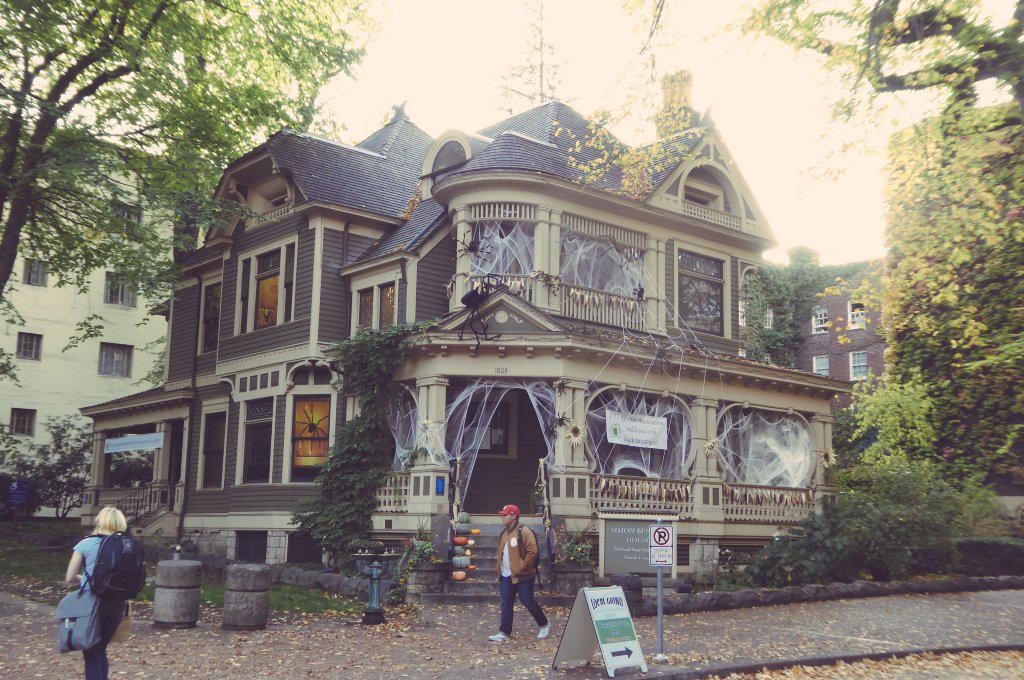 Noren ポートランド 昨日カントリー風玄関デコレーションと紹介した建物が がっつりハロウィンになってる 屋根の上にクモ 窓辺に巨大なクモの巣 ちなみにこれは大学の建物です 気合い入ってますねー ポートランド ハロウィン Http T Co