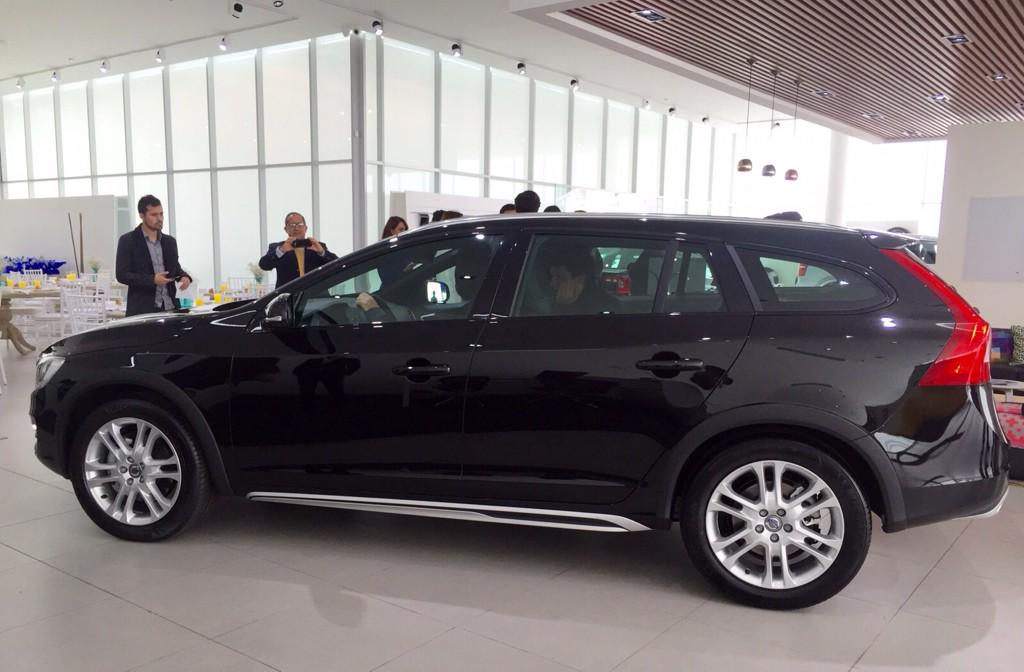 Autoextragti's tweet photo. La @VolvoCarsCol V60 Cross Country se comercializa en una sola versión a partir de los $129.9 millones http://t.co/ajxJrmRwFI