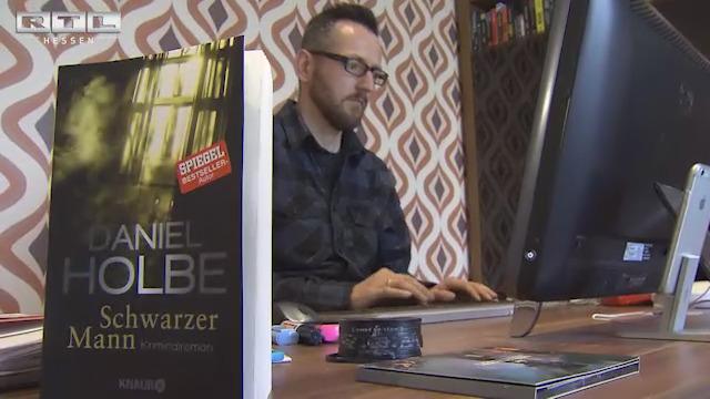 RTLHessen's tweet photo. Er hat viele Menschen auf dem Gewissen - aber nur im #Krimi. #DanielHolbe's neuer #Roman http://t.co/jdAm1Zdfzb http://t.co/vlslrlQrcq