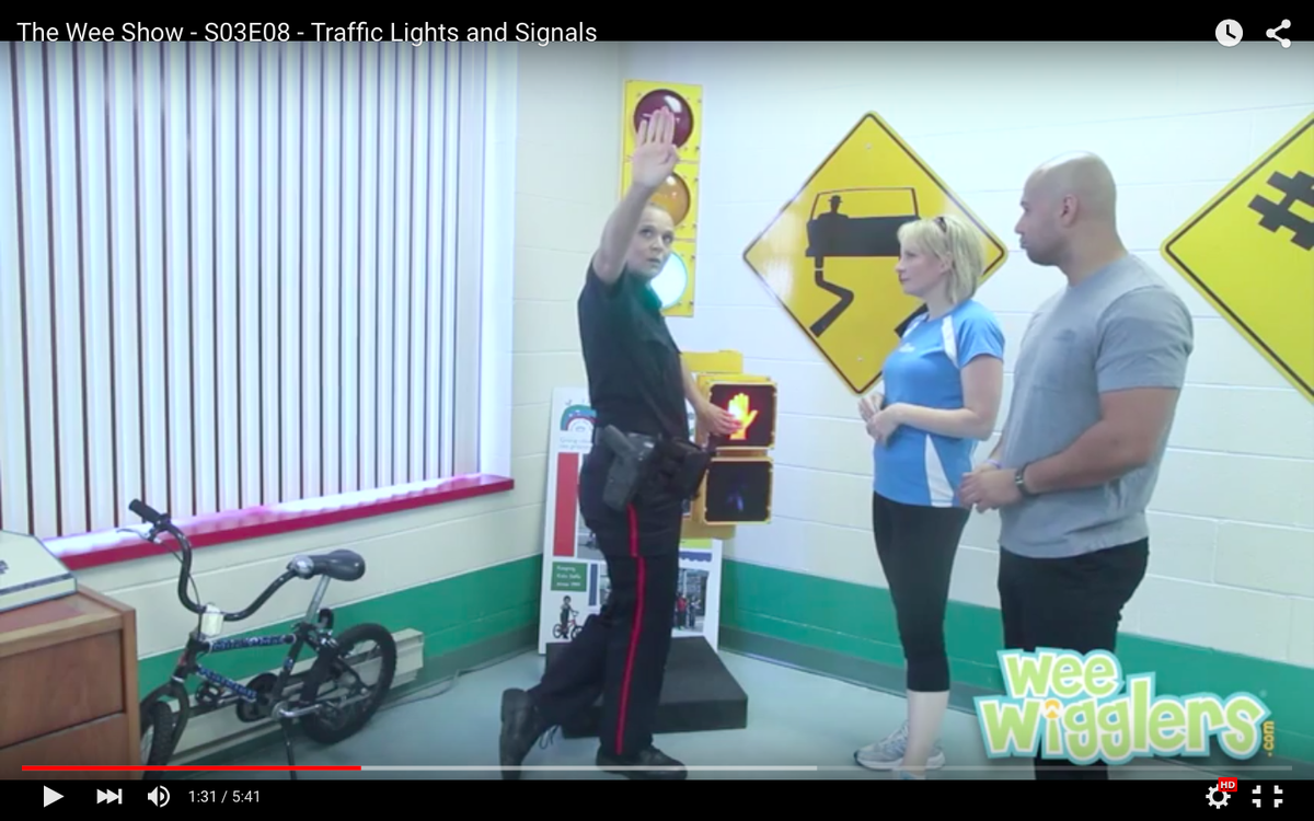 weewigglers's tweet photo. Officer Michelle @PeelPoliceMedia teaches us about traffic lights! #weewigglers https://t.co/T5CVTacpnl http://t.co/FRwt2pNaxH