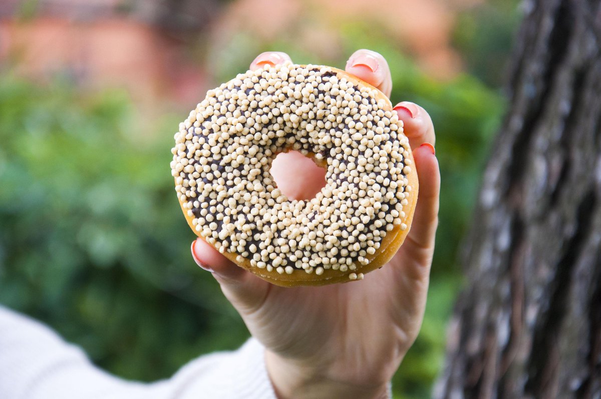 dunkin_es's tweet photo. ¿Cómo os suena un Dunkin’ de #CrispyChoco? Anillo cubierto de icing de #chocolate y topping de cereales inflados. 😍 http://t.co/Xd8CDmsgCw