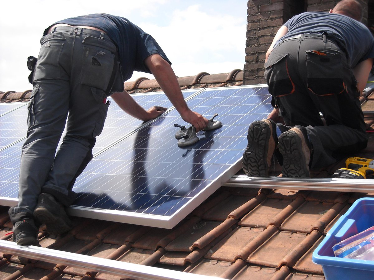 SmarterLiving_'s tweet photo. Make sure your solar panels are fitted by experts. Read our installer checklist in @MakeSolarSense magazine https://t.co/aAhIiILAo6