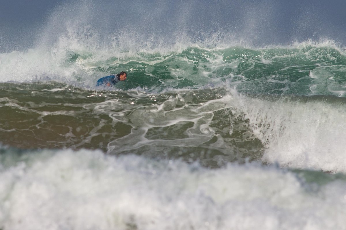 Shade from the sunny surf on North Coast, what a great run of swell + weather for October, tks @nologophoto  for pic