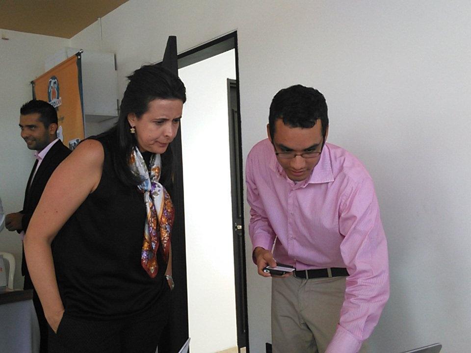 CdtCreatic's tweet photo. Iniciamos el recorrido por los Demo de las empresas. Aqui #Ecotecma y @EndeavorCol http://t.co/lpDiZsjK6N