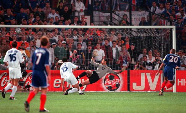 Happy birthday, David Trezeguet.

1x World Cup
1x Euro Championships
2x Serie A

And this amazing moment. 