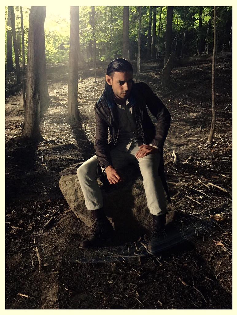 JadeHassoune's tweet photo. #Meliorn ..on a rock.. contemplates...🍃@ShadowhuntersTV starts Jan 12! #Shadowhunters #onset #behindthescenes #tmi ➰ http://t.co/mWsXaylr0N